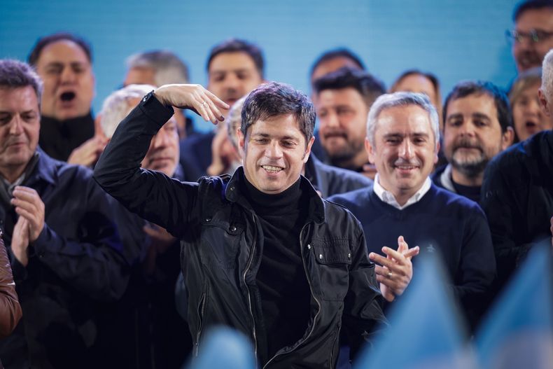 El gobernador Axel Kicillof festeja junto a los militantes. 