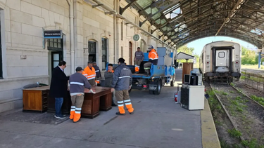 Trabajadores de Trenes Argentinos retiran el mobiliario de la estación Bahía Blanca Sud.