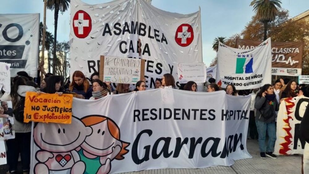 Médicos residentes de distintos hospitales se concentraron en Plaza de Mayo contra la resolución que busca cambiar su sistema laboral de formación.