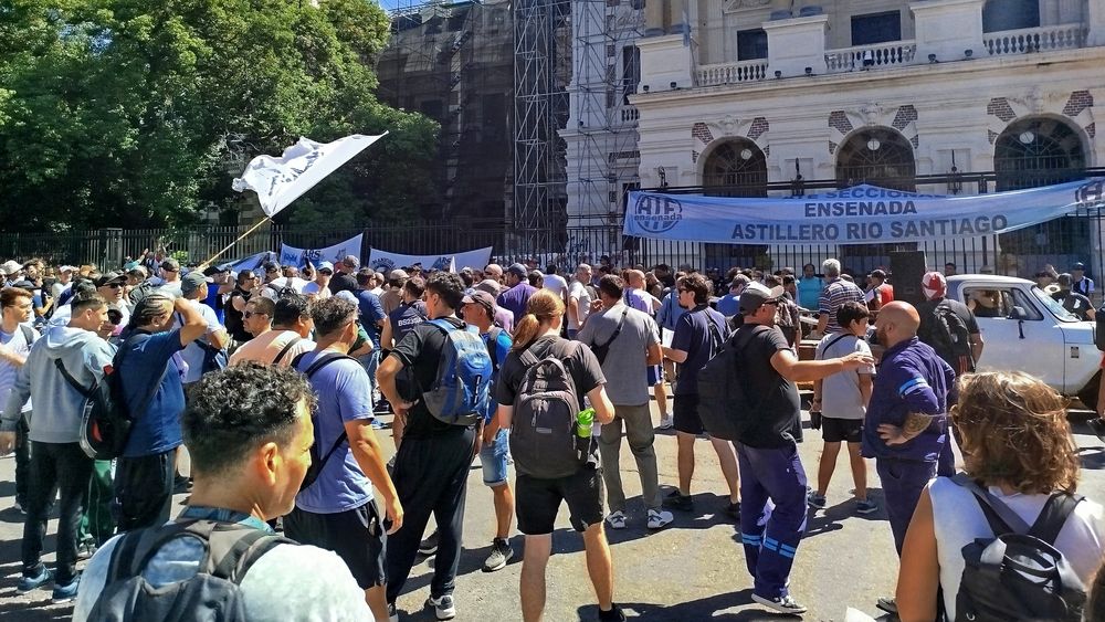 La protesta de los trabajadores de ATE Ensenada en Casa de Gobierno.&nbsp;