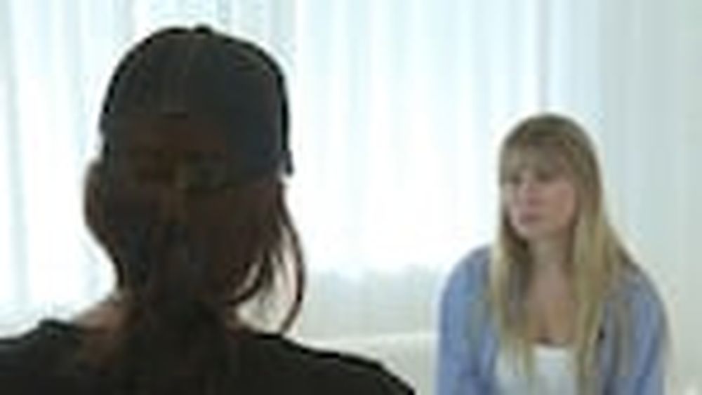 La víctima de las gitanas estafadoras de Lomas de Zamora dio su testimonio a Telenoche (El Trece). La víctima de las gitanas estafadoras de Lomas de Zamora dio su testimonio a Telenoche (El Trece).