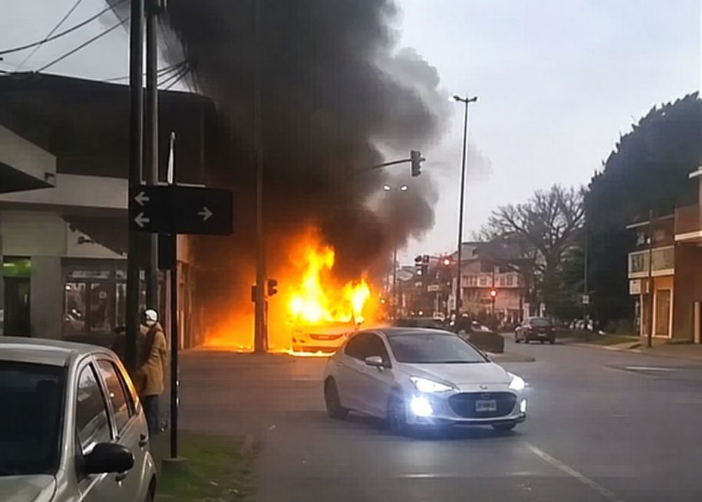 El colectivo quedó completamente destruido.