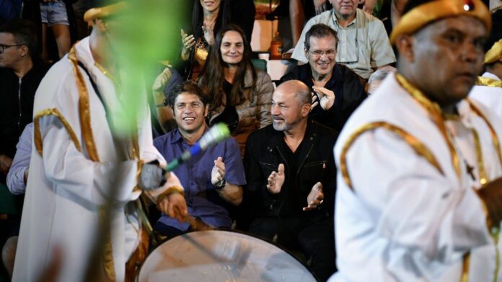 Axel Kicillof junto a Mario Secco en un día de Carnaval.