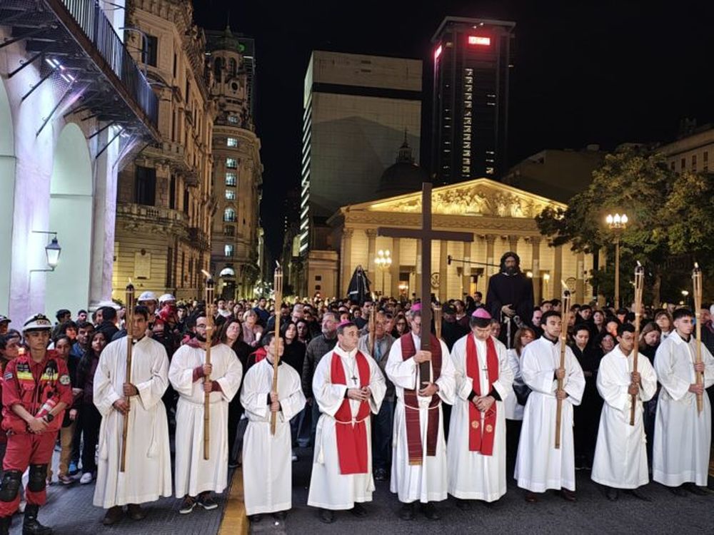 García Cuerva encabezó el tradicional Via Crucis por Avenida de Mayo. (X @arzbaires)