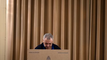 Un hombre votando con la Boleta Única Papel. (Agencia Xinhua)