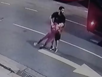 Facundo Moyano sostiene a su pareja, que salió semidesnuda a la calle en un presunto ataque de pánico.