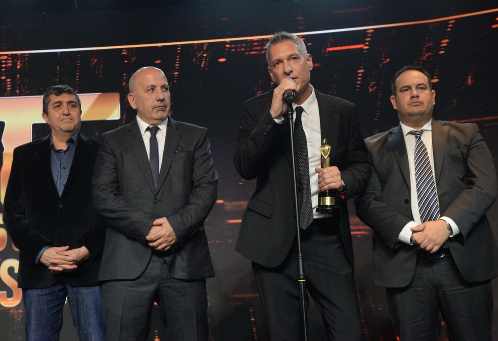 Gonzalo Irazoqui agradece la distinción junto a Enrique Iommi (der.), Gabriel González (izq.) y Sebastián Ignacio (2do. izq.).