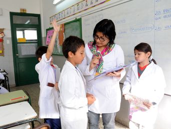 Una maestra en una escuela junto a sus alumnos.&nbsp; 