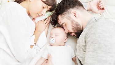 El colecho, una práctica que genera fanáticos y detractores, en la mira: se lo vincula a un incremento de casos de muerte súbita en lactantes. 