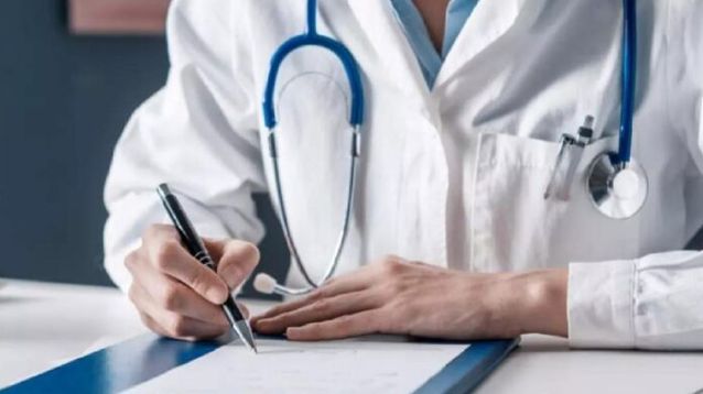 Un médico en un consultorio.