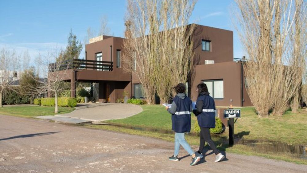 Inspectores recorriendo el country.