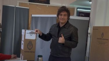 El presidente Javier Milei votó en Almagro y no hizo declaraciones.