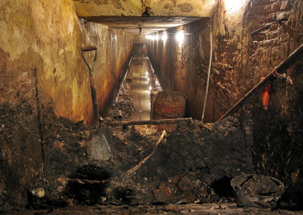 El túnel bajo la Plaza Malvinas cuando se reabrió, en 2010. El túnel bajo la Plaza Malvinas cuando se reabrió, en 2010.