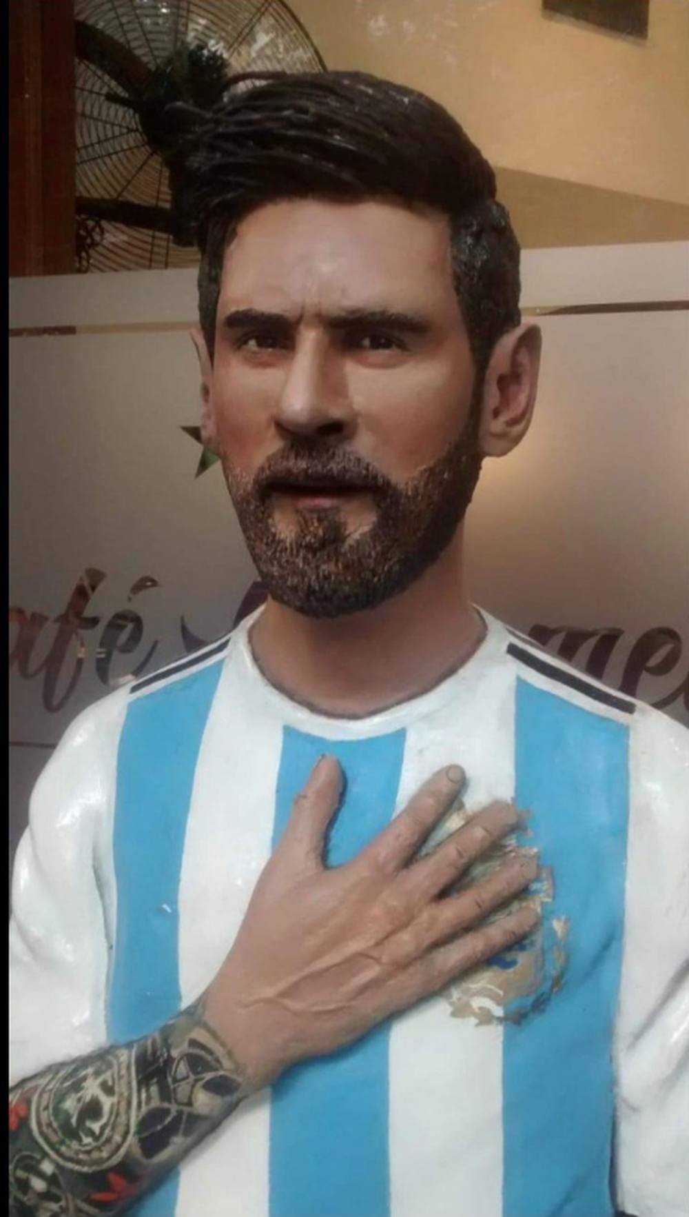 La estatua de Leo, cuando la presentó el artista Rodolfo Bayón. 