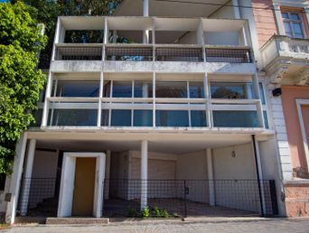 El frente de la Casa Curutchet.