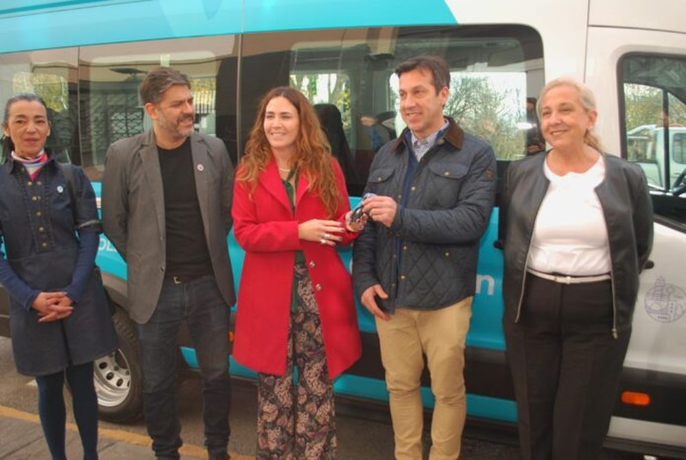 Bianco junto a la presidenta del Puerto, Jimen a López (de rojo) y el intendente  Arturo Rójas. A la izLa de la izquierda, la  Andrea Cáceres, concejal y a la derecha de la imagen la secretaria de Salud del municipio, Andrea Perestiuk