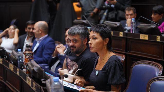 Mayra Mendoza y Facundo Tignanelli durante el discurso de Kicillof.&nbsp;