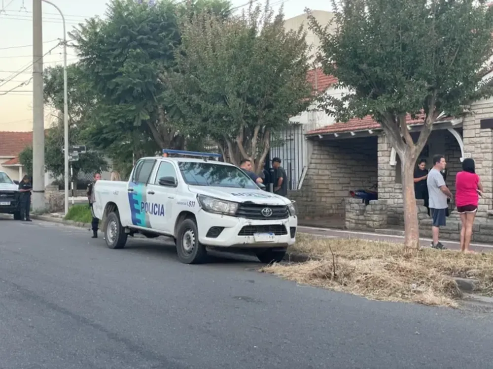 La Policía en la vivienda donde hallaron el cadáver de Cristina Marsili. (Ahora Mar del Plata)