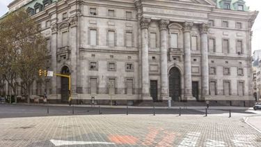 En medio de negociaciones de último momento, el oficialismo y parte de la oposición acordaron retirar al Banco Nación de la lista de empresas a privatizar.