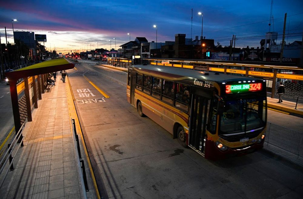 Un colectivo transita por el Área Metropolitana.&nbsp;