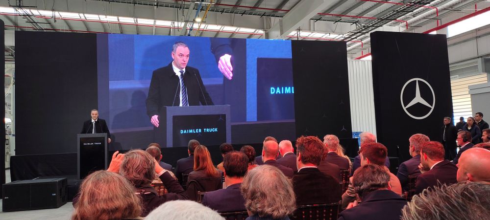 El jefe de Gabinete, Manuel Adorni, da un discurso en la nueva planta de Mercedes Benz en Zárate.