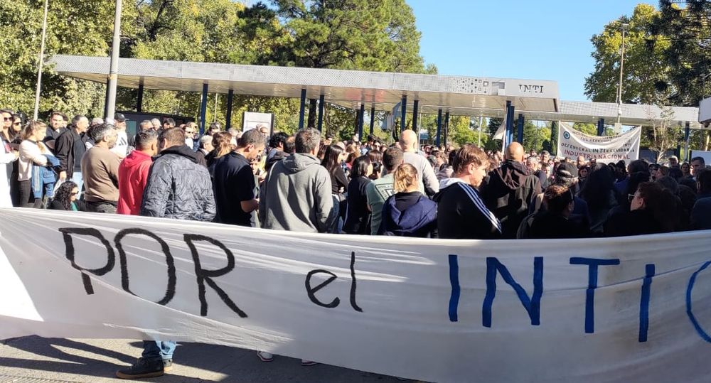 Los reclamos por los empleados del INTI, en la puerta de la sede sobre avenida General Paz, en el partido de San Martín. Los reclamos por los empleados del INTI, en la puerta de la sede sobre avenida General Paz, en el partido de San Martín.