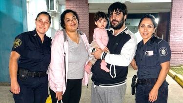 La sargento López y la subteniente Rodríguez, junto a la beba y sus padres. Una historia de amor en General Pinto.