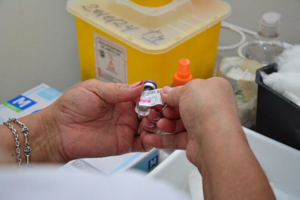 La vacuna contra el dengue requiere dos aplicaciones y es efectiva para evitar cuadros graves.