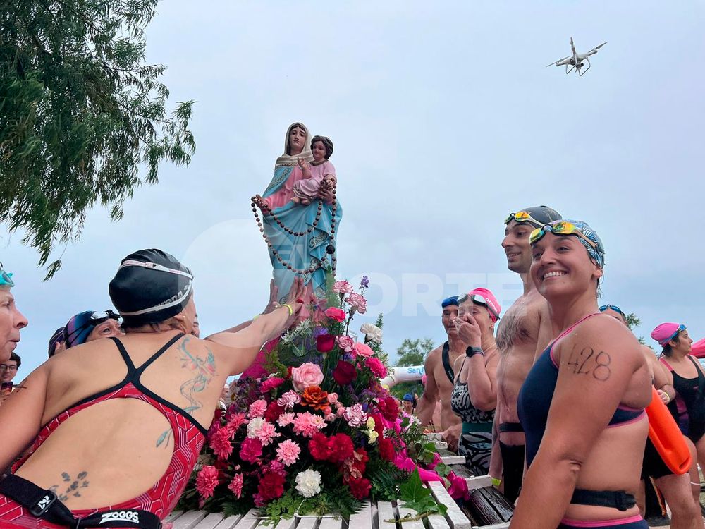 Los fieles de San Nicolás acompañaron la procesión en el agua y en la tierra.