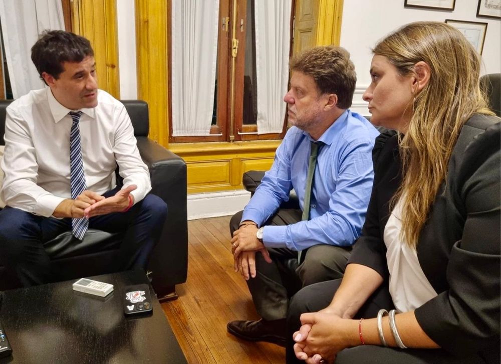 Maximiliano Abad junto a&nbsp;Diego Garciarena y Nerina Neumann.