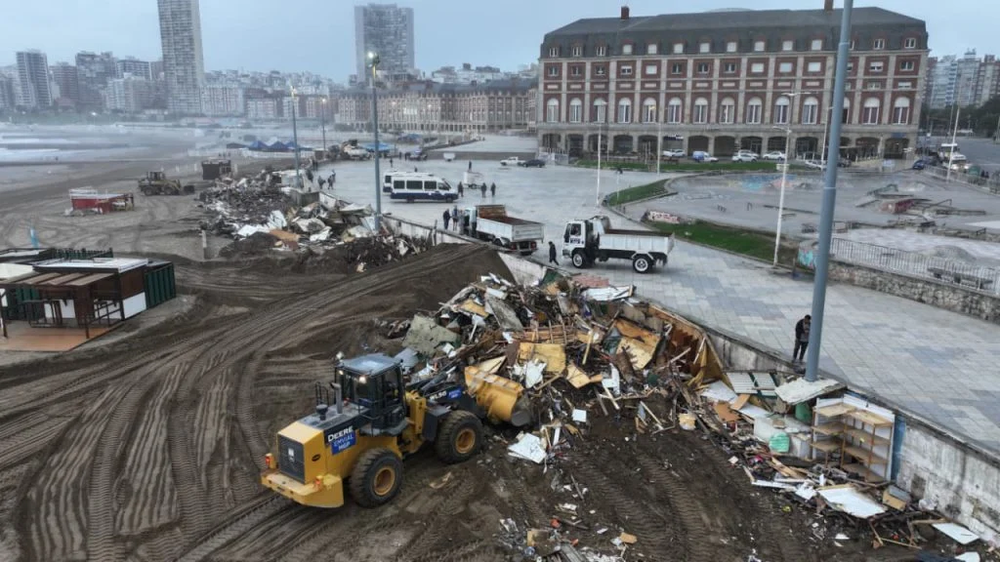 El operativo de demolición de la Feria de la Bristol en Mar del Plata.
