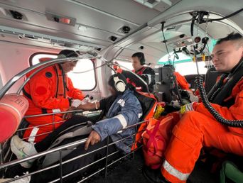 Personal de Prefectura al evacuar a un tripulante del carguero “Minoan Hill”.&nbsp;