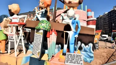 El monumento que se quemará esta noche en la Plaza Colón. (La Capital)