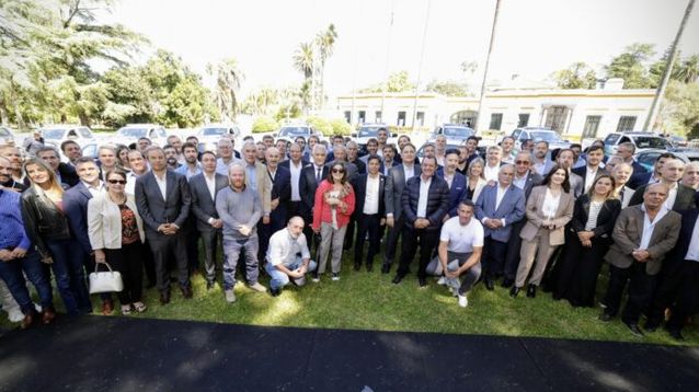 Kicillof junto a intendentes de todas las fuerzas.