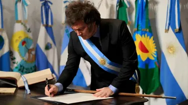Milei, el año pasado en Tucumán,cuando firmó el Pacto de Mayo.