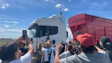 Marcos Di Palma al frente de la caravana solidaria. (La Nueva)