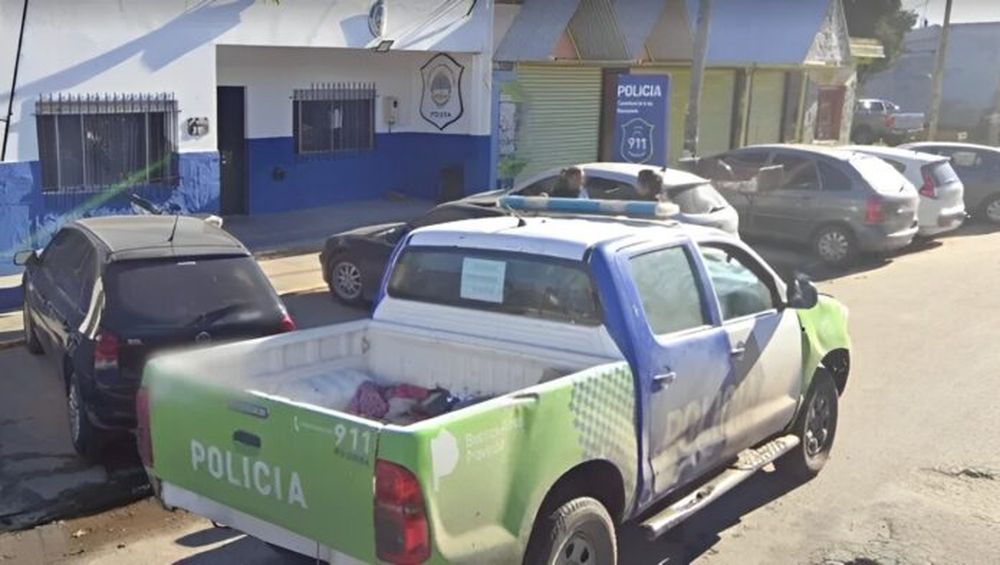 Al lugar del doble crimen llegaron efectivos de la Comisaría 4ª de la localidad de Bosques.