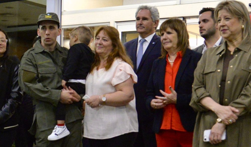 El reencuentro con su esposa María Alexandra y su hijo Víctor. También lo esperaban en Ezeiza Patricia Bullrich, Pablo Quirno y Alejandra Monteoliva.