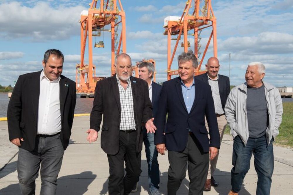 El presidente del Puerto La Plata, José María Lojo, junto a diputados.