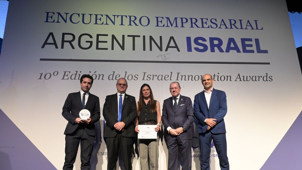 Los representantes de la startup M4FLIFE recibieron el Israel Innovation Award 2025 de manos de Eyal Sela, embajador de Israel, Mario Montoto, presidente de la CCAI, y Enrique Carrizo, de la Secretaria de Innovación. Los representantes de la startup M4FLIFE recibieron el Israel Innovation Award 2025 de manos de Eyal Sela, embajador de Israel, Mario Montoto, presidente de la CCAI, y Enrique Carrizo, de la Secretaria de Innovación.