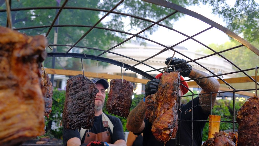 Asadores preparando cortes a la parrilla. (Agencia Xinhua) Asadores preparando cortes a la parrilla. (Agencia Xinhua)