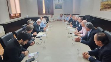 Los titulares de las organizaciones que integran la Mesa de Enlace con autoridades de la secretaría de Bioeconomía y del ministerio de Hacienda. (@CONINAGRO/X)