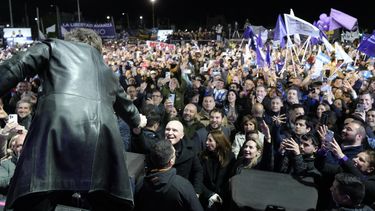 Javier Milei saluda a asistentes al acto de cierre de campaña en Moreno. (X @LLibertadAvanza)