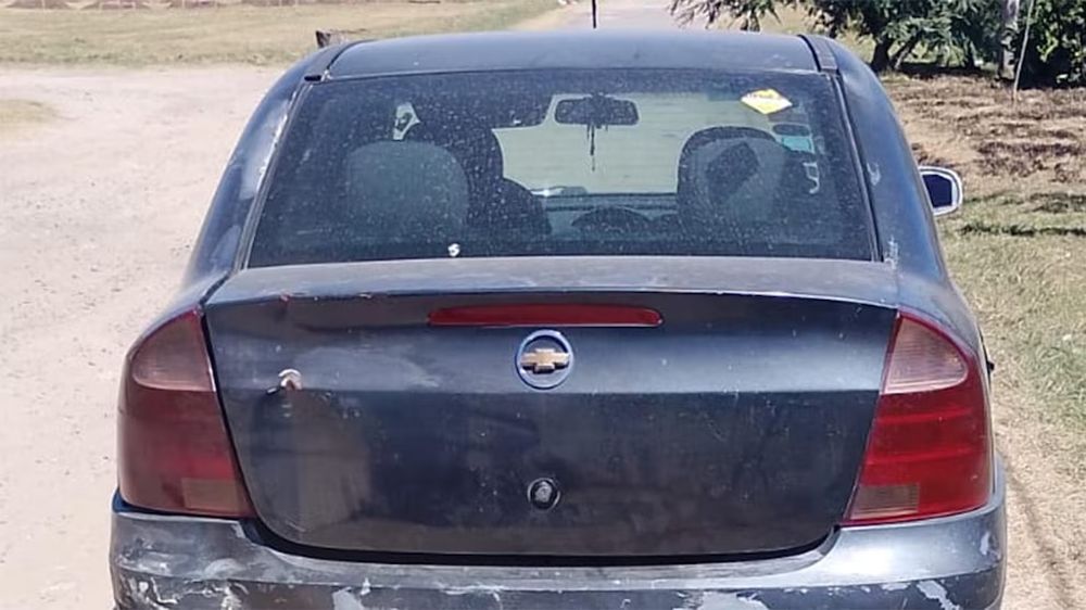 El baúl del Chevrolet Corsa verde oscuro de la víctima presenta un agujero que podría ser un disparo.