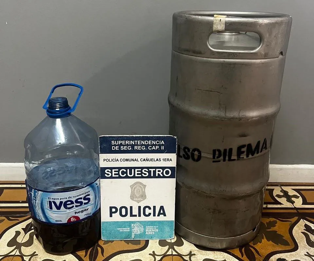 El barril y el bidón robados en Cañuelas y recuperados por la Policía.