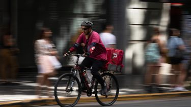 Un trabajador de una empresa de delivery en la ciudad de La Plata. 