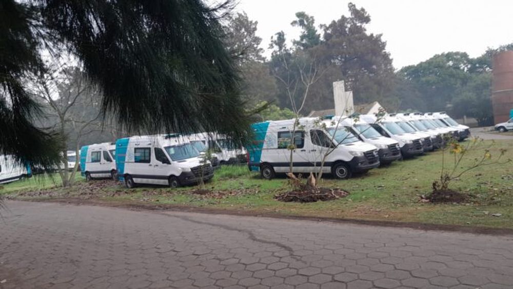 Una foto distribuida por la oficina de prensa de Espert, con las ambulancias en el Hospital El Dique.