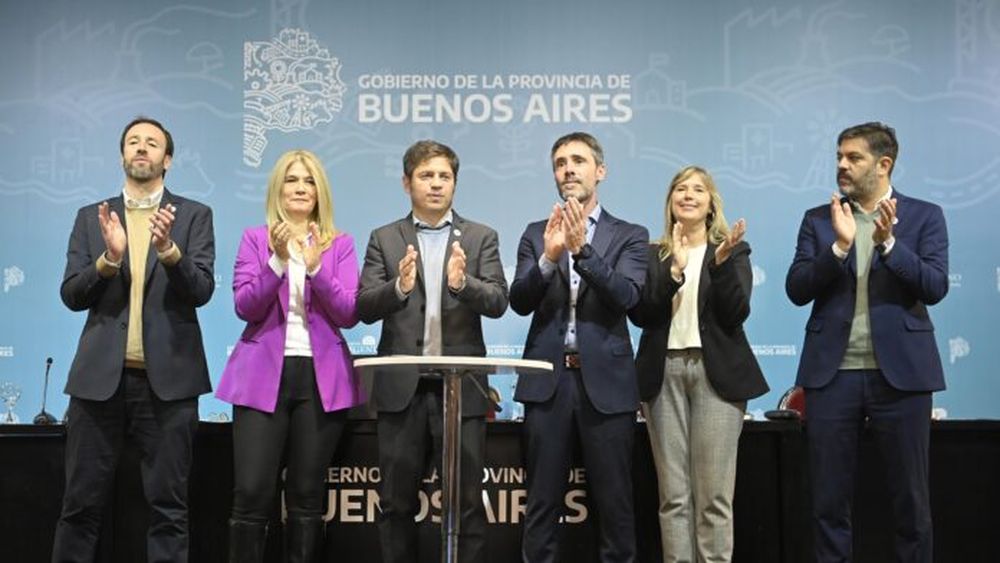 Axel Kicillof junto a parte de su Gabinete en La Plata.