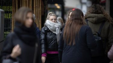Personas portan ropa abrigadora mientras caminan por una calle durante una ola de frío. (Xinhua/Martín Zabala)