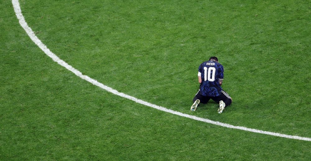 Toda la emoción del 10 al final de terminar el partido.&nbsp;
